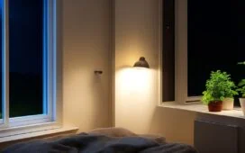 Ein warm beleuchtetes, modernes Smartphone in einer hellen Wohnumgebung, das den entspannten Nutzer beim sicheren Zugriff auf die Chrome-App zeigt, während natürliches Tageslicht sanft durch ein Fenster fällt und eine freundliche, vertrauensvolle Atmosphäre schafft.