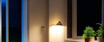 Ein warm beleuchtetes, modernes Smartphone in einer hellen Wohnumgebung, das den entspannten Nutzer beim sicheren Zugriff auf die Chrome-App zeigt, während natürliches Tageslicht sanft durch ein Fenster fällt und eine freundliche, vertrauensvolle Atmosphäre schafft.
