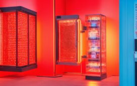 Ein hell erleuchteter, moderner Büroarbeitsplatz mit einem fokussierten IT-Sicherheitsexperten, der aufmerksam auf mehrere Bildschirme mit Netzwerkvisualisierungen und Firewall-Daten schaut – die warme, natürliche Tageslichtstimmung schafft eine freundliche und vertrauensvolle Atmosphäre, die zugleich die Dringlichkeit und Sorgfalt im Umgang mit kritischen Cybersicherheitslücken vermittelt.