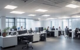 In einem modernen, hell erleuchteten Büro strahlt ein kleines Team engagierter Fachleute in entspannter, freundlicher Atmosphäre Zuversicht aus, während sie gemeinsam an digitalen Sicherheitslösungen arbeiten und innovative Open-Source-Tools für KMUs im Zeichen des Cyber Resilience Act entwickeln.