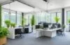Ein sonnendurchflutetes, modernes Büro mit konzentriert arbeitenden Entwickler:innen vor mehreren Bildschirmen, die komplexen Code überprüfen, während warme Holztöne und natürliche Pflanzen eine einladende, vertrauensvolle Atmosphäre schaffen.