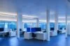 Ein strahlend hell erleuchtetes modernes Büro mit aufmerksamen, freundlichen Fachleuten unterschiedlicher Herkunft, die bei natürlichem Tageslicht konzentriert und zugleich offen im Dialog über innovative KI-Technologien diskutieren – eine cineastische, realistische Szene voller Wärme und positiver Dynamik.
