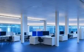 Ein strahlend hell erleuchtetes modernes Büro mit aufmerksamen, freundlichen Fachleuten unterschiedlicher Herkunft, die bei natürlichem Tageslicht konzentriert und zugleich offen im Dialog über innovative KI-Technologien diskutieren – eine cineastische, realistische Szene voller Wärme und positiver Dynamik.