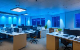 Ein modernes, hell erleuchtetes Büro mit freundlichen IT-Experten, die konzentriert an Laptops und Bildschirmen arbeiten, umgeben von warmem Tageslicht und technischen Geräten, das Gefühl von Zuversicht und Zukunftssicherheit ausstrahlend.