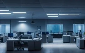 In einem hell erleuchteten, modernen Büro sitzt eine fokussierte IT-Sicherheitsexpertin vor mehreren Bildschirmen mit dynamisch dargestellten Codes und Netzwerksknoten, während warmes Tageslicht sanft durch große Fenster fällt und so trotz der ernsten Thematik eine Atmosphäre von Zuversicht und technologischem Fortschritt schafft.