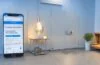 Ein natürlich beleuchtetes, freundliches Büro-Szenario mit einem lächelnden Entwickler, der auf einem modernen Smartphone die neue Open-Source Authenticator-App von Proton nutzt, umgeben von warmen Holztönen und sanften Sonnenstrahlen, die eine Atmosphäre von Vertrauen, digitaler Sicherheit und Innovation vermitteln.