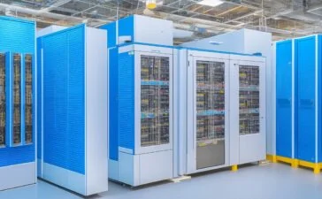 Ein sonnendurchfluteter, moderner Rechenzentrum-Serverraum mit glänzenden KI-Chips und vernetzten Kabelbündeln, in dem Technikexperten mit freundlichen Gesten die komplexe Infrastruktur prüfen und den Wandel zu nachhaltiger, intelligenter Technologie voller Zuversicht gestalten.