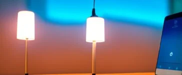 Ein hell erleuchtetes Smartphone in den Händen einer lächelnden Person in modernem Büroambiente, umgeben von warmem Tageslicht und dezenten technologischen Details, das den Erfolg und die Zugänglichkeit der mobilen ChatGPT-App auf einladende Weise einfängt.
