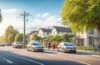 Ein sonnendurchfluteter urbaner Straßenzug mit moderner Elektromobilität: ein glänzendes Tesla-Modell im Vordergrund, sachlich und klar inszeniert, umgeben von lächelnden Menschen mit Smartphones und einem warmen, hoffnungsvollen Lichtspiel, das Fortschritt und technische Spannung subtil einfängt.