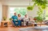 In einem sonnendurchfluteten modernen Wohnzimmer interagiert eine freundliche, menschlich gestaltete Haushaltsroboterin mit einer entspannten Familie, während warme Holztöne und natürliche Lichtreflexe ein einladendes, zukunftsweisendes Ambiente schaffen.