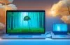 Eine helle, natürlich beleuchtete Redaktionsszene mit einem lächelnden Menschen vor einem modernen Laptop, der entspannt und zuversichtlich das sichere Surfen im Web symbolisiert, umgeben von warmen Holztönen und sanft einfallendem Tageslicht, das eine Atmosphäre von Vertrauen, Schutz und digitaler Sicherheit schafft.