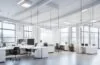 Ein warm beleuchtetes, modernes Büro mit einem fokussierten Softwarearchitekten mittleren Alters, umgeben von mehreren Bildschirmen mit komplexen Datenvisualisierungen und KI-Diagrammen, während natürliches Tageslicht durch große Fenster fällt und eine inspirierende, produktive Atmosphäre schafft.