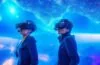 Ein hell erleuchtetes, realistisch eingerichtetes Raumschiff-Innenleben mit warmen Lichtakzenten, das eine konzentrierte Person in futuristischer VR-Brille zeigt, die gespannt in ein Hologramm eintaucht – eine spannende Mischung aus technologischer Innovation und menschlicher Emotion in einem freundlichen, atmosphärischen Setting.