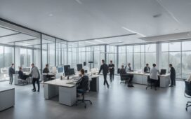 Ein hell erleuchtetes, modernes Büro mit entspanntem Team in lebhaften Gesprächen vor großen Panoramafenstern, die Sonnenlicht hereinlassen und eine warme, optimistische Atmosphäre schaffen – ein Sinnbild für Innovation, dynamische Herausforderungen und den menschlichen Antrieb hinter Teslas Robotaxi-Vision.