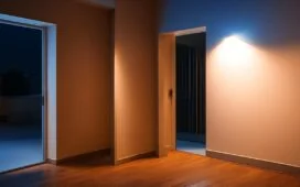 Hell ausgeleuchteter, moderner Büroraum mit entspannt lächelnder IT-Fachkraft vor mehreren vernetzten Geräten und Bildschirmen, die übersichtlich Netzwerkdaten anzeigen, warmes Sonnenlicht fällt durch große Fenster und schafft eine freundliche Atmosphäre von Vertrauen und digitaler Souveränität.