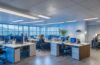 Ein hell erleuchtetes, modernes Büro mit freundlichen IT-Profis, die konzentriert an Laptops arbeiten, umgeben von natürlichem Tageslicht und warmen Holzakzenten, das harmonisch technische Innovation und kollaborative Teamarbeit beim Umgang mit Webserver-Technologien wie NGINX und ACME symbolisiert.