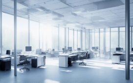In einem hell erleuchteten, modernen Büro sitzen konzentrierte Entwickler:innen in entspannter Atmosphäre vor mehreren transparenten Bildschirmen, die komplexe Datenströme und modulare KI-Architekturen visualisieren, während warmes Tageslicht durch große Fenster fällt und eine kreative, zukunftszugewandte Stimmung vermittelt.