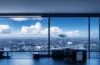 In einem modernen, hell erleuchteten Büro vermittelt ein konzentrierter IT-Reseller anhand von Laptop und Tablet optimistisch den Wandel im Cloud-Markt, während warme Sonnenstrahlen durch große Fenster fallen und eine Atmosphäre von Zuversicht und Veränderung schaffen.