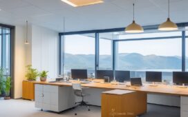 Ein warm erleuchtetes modernes Büro, in dem ein nachdenklicher Entwickler vor großem Bildschirm mit komplexem Code sitzt, während natürliches Tageslicht durch große Fenster fällt und eine freundliche, konzentrierte Atmosphäre schafft.