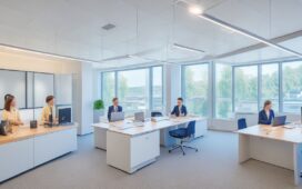 Ein lichtdurchflutetes, modernes Büro mit warmem Holzakzent, in dem ein Team engagiert an nachhaltiger Technologie arbeitet – natürliche Materialien, lebendige Gesichter und helle Fenster vermitteln Fortschritt und verantwortungsbewusste Innovation.