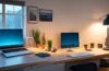 Ein warm beleuchtetes Homeoffice mit einem modernen Laptop, auf dessen Bildschirm sich lebhafte Design-Softwareszenen abzeichnen, umgeben von Skizzen, Notizen und einem entspannten Designer, der im morgendlichen Sonnenlicht konzentriert und zufrieden an kreativen Ideen arbeitet.
