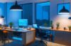 Ein hell ausgeleuchtetes, modernes Home-Office mit einer entspannten Person, die konzentriert an einem Laptop arbeitet, umgeben von warmem Tageslicht und dezentem Hintergrund mit digitaler Technik, das die Balance zwischen digitaler Freiheit und technischer Überwachung symbolisiert.