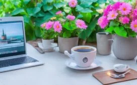 Ein heller, freundlich beleuchteter Arbeitsbereich mit einem Laptop, auf dem eine WordPress-Administrationsseite geöffnet ist, umgeben von Notizblättern, einer Tasse Kaffee und einer Pflanze, vermittelt konzentrierte Sicherheit und digitale Verantwortung in einem modernen Büroraum mit warmem Tageslicht.