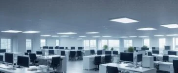 Ein hell erleuchtetes, modernes Büro mit entspannt arbeitenden IT-Profis, die in offener Atmosphäre an virtuellen Servern und Laptops fachsimpeln, während natürliche Sonnenstrahlen eine warme, freundliche Stimmung schaffen und die Zukunft der Virtualisierung greifbar machen.