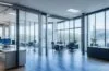Ein freundlich lächelnder Entwickler in hellem, modernem Büro, umgeben von Bildschirmen mit klaren Codezeilen, im warmen Tageslicht einer großen Fensterfront, die eine inspirierende Atmosphäre voller Innovation und Fortschritt in der Softwareentwicklung ausstrahlt.