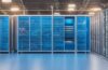 Ein hell erleuchteter, moderner Rechenzentrumsraum mit sanftem Tageslicht, in dem technikaffine Fachleute vertraut und konzentriert an eleganten Serverracks arbeiten, während warme Farbtöne und natürliche Materialien eine einladende Atmosphäre nachhaltiger Innovation und digitaler Zukunft schaffen.