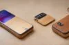 Eine helle, modern gestaltete Nahaufnahme eines eleganten iPhone 17 Pro auf einem stilvollen Holztisch, umgeben von dezenten technologischen Accessoires bei warmem Tageslicht, die die bahnbrechende Leistung des A19 Pro-Chips in einem freundlichen, einladenden und realistischen Ambiente widerspiegelt.