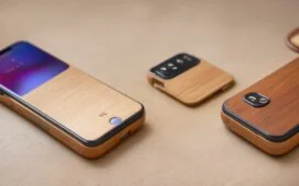 Eine helle, modern gestaltete Nahaufnahme eines eleganten iPhone 17 Pro auf einem stilvollen Holztisch, umgeben von dezenten technologischen Accessoires bei warmem Tageslicht, die die bahnbrechende Leistung des A19 Pro-Chips in einem freundlichen, einladenden und realistischen Ambiente widerspiegelt.