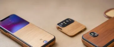 Eine helle, modern gestaltete Nahaufnahme eines eleganten iPhone 17 Pro auf einem stilvollen Holztisch, umgeben von dezenten technologischen Accessoires bei warmem Tageslicht, die die bahnbrechende Leistung des A19 Pro-Chips in einem freundlichen, einladenden und realistischen Ambiente widerspiegelt.