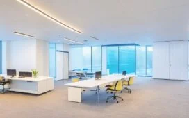 Ein helles, modern eingerichtetes Büro mit natürlichem Tageslicht, in dem engagierte Fachleute vor mehreren Bildschirmen konzentriert komplexe Daten und Prozessvisualisierungen analysieren – warmes Licht und lebendige Farben erzeugen eine einladende Atmosphäre, die die Zukunft autonomer KI-Agenten im digitalen Wandel widerspiegelt.