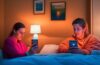 Eine stimmungsvolle, helle Szene in einem modernen Wohnzimmer: eine junge Frau sitzt entspannt mit einem warmen Lächeln vor einem Smartphone, das sanftes Tageslicht auf ihr Gesicht wirft, während sich um sie herum durch natürliche Details wie Pflanzen und Bücher eine Atmosphäre von menschlicher Nähe, Vertrautheit und zarter Melancholie entfaltet.