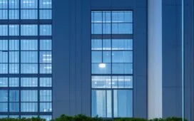 Eine strahlend beleuchtete, realistische Szene zeigt einen konzentrierten Android-Nutzer an einem hellen, einladenden Arbeitsplatz, der mit einem modernen Smartphone entspannt vor einem Fenster sitzt, während warmes Tageslicht sanft das Gesicht und die Umgebung umspielt und so ein Gefühl von Achtsamkeit und digitaler Sicherheit vermittelt.