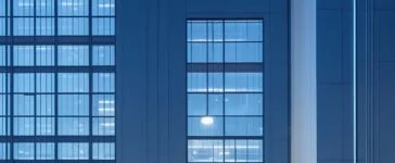 Eine strahlend beleuchtete, realistische Szene zeigt einen konzentrierten Android-Nutzer an einem hellen, einladenden Arbeitsplatz, der mit einem modernen Smartphone entspannt vor einem Fenster sitzt, während warmes Tageslicht sanft das Gesicht und die Umgebung umspielt und so ein Gefühl von Achtsamkeit und digitaler Sicherheit vermittelt.