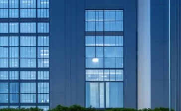 Eine strahlend beleuchtete, realistische Szene zeigt einen konzentrierten Android-Nutzer an einem hellen, einladenden Arbeitsplatz, der mit einem modernen Smartphone entspannt vor einem Fenster sitzt, während warmes Tageslicht sanft das Gesicht und die Umgebung umspielt und so ein Gefühl von Achtsamkeit und digitaler Sicherheit vermittelt.