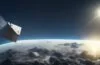 Eine helle, freundlich-sonnige Szene in einem modernen Raumfahrtkontrollzentrum, wo ein internationales Expertenteam an großen Bildschirmen mit realistischen Asteroidendaten und Satellitenabbildungen arbeitet, während natürliches Tageslicht durch große Fenster fällt und eine Atmosphäre von konzentrierter Zuversicht und globaler Zusammenarbeit ausstrahlt.