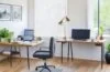 Ein sonnendurchflutetes, modernes Arbeitszimmer mit einem Laptop, auf dem eine helle Chrome-Browser-Oberfläche zu sehen ist, während eine Person entspannt und konzentriert am Tisch sitzt, umgeben von warmen Holztönen und natürlichem Grün, das eine Atmosphäre von technischer Souveränität und Zuversicht vermittelt.