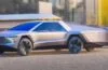 Ein strahlend sonnenbeschienener Tesla Cybertruck steht in moderner Urban-Umgebung, von sanftem Tageslicht umspielt, während eine entspannte Person mit warmem Lächeln neben dem futuristischen E-Pickup steht und die dynamische Spannung zwischen Innovation, Hoffnung und strategischem Wandel im Elektrofahrzeugmarkt einfühlsam einfängt.