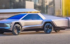 Ein strahlend sonnenbeschienener Tesla Cybertruck steht in moderner Urban-Umgebung, von sanftem Tageslicht umspielt, während eine entspannte Person mit warmem Lächeln neben dem futuristischen E-Pickup steht und die dynamische Spannung zwischen Innovation, Hoffnung und strategischem Wandel im Elektrofahrzeugmarkt einfühlsam einfängt.