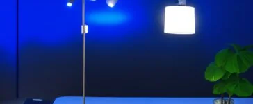 Ein hell erleuchteter, moderner Arbeitsplatz mit einem elegant in mattem Aluminium gestalteten iPhone 17 im Fokus, umgeben von dezenten Accessoires und natürlichem Sonnenlicht, das eine warme, freundliche Atmosphäre schafft und die hochwertige Verarbeitung sowie das nachhaltige Design des Smartphones eindrucksvoll unterstreicht.