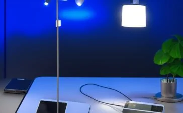 Ein hell erleuchteter, moderner Arbeitsplatz mit einem elegant in mattem Aluminium gestalteten iPhone 17 im Fokus, umgeben von dezenten Accessoires und natürlichem Sonnenlicht, das eine warme, freundliche Atmosphäre schafft und die hochwertige Verarbeitung sowie das nachhaltige Design des Smartphones eindrucksvoll unterstreicht.