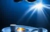 Ein strahlend hell ausgeleuchteter, natürlicher Moment zeigt ein schlankes iPhone Air auf einer stilvollen Holzoberfläche, umgeben von subtilen Alltagselementen wie einer geöffneten Notiz und einer Tasse Kaffee, das Licht reflektiert sanft auf dem glatten Titan-Gehäuse und vermittelt eine warme, einladende Atmosphäre voller Eleganz und Alltagstauglichkeit.