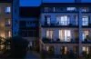 Ein hell erleuchteter, moderner Büroraum in Berlin mit entspannt wirkenden Mitarbeitenden einer politischen Organisation, die konzentriert an Laptops arbeiten, natürlicher Sonnenlichtschein durch große Fenster und warme Holz- und Grüntöne schaffen eine freundliche, vertrauenswürdige Atmosphäre im Kontext digitaler Verantwortung und Datenschutz.