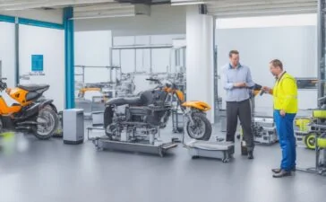 Ein strahlend sonnendurchflutetes Labor mit modernen Elektrofahrzeugen, deren offene Motorhauben Einblicke in glänzende, innovative Batteriemodule bieten, während vorsichtig forschende Hände und natürliche Grüntöne im Hintergrund die harmonische Verbindung von Technik, Nachhaltigkeit und Zukunftsinnovation verkörpern.