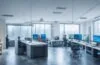 Ein modernes, hell erleuchtetes Büro mit konzentrierten IT-Profis in lebendiger Diskussion vor mehreren großen Bildschirmen, die komplexe Daten und KI-Diagramme anzeigen, umgeben von natürlichen Farbtönen und warmem Tageslicht, das eine positive, zukunftsorientierte Atmosphäre erzeugt.