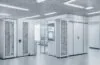 Ein strahlend helles, atmosphärisches Büro mit modernen Technikern in angeregtem Gespräch vor eleganten Serverracks, eingefangen in warmem Tageslicht mit sanften Schatten und realistischen Details, die die zukunftsweisende Partnerschaft zwischen OpenAI und Broadcom in der KI-Infrastruktur lebendig und einladend darstellen.