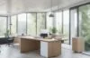 Eine helle, natürliche Aufnahme eines nachdenklichen jungen Entwicklers in einem modernen Büro, der vor einem großen Bildschirm mit komplexen Datenvisualisierungen sitzt, während warmes Sonnenlicht durch das Fenster fällt und die Atmosphäre von neugieriger Intelligenz und menschlicher Wärme durchdringt.